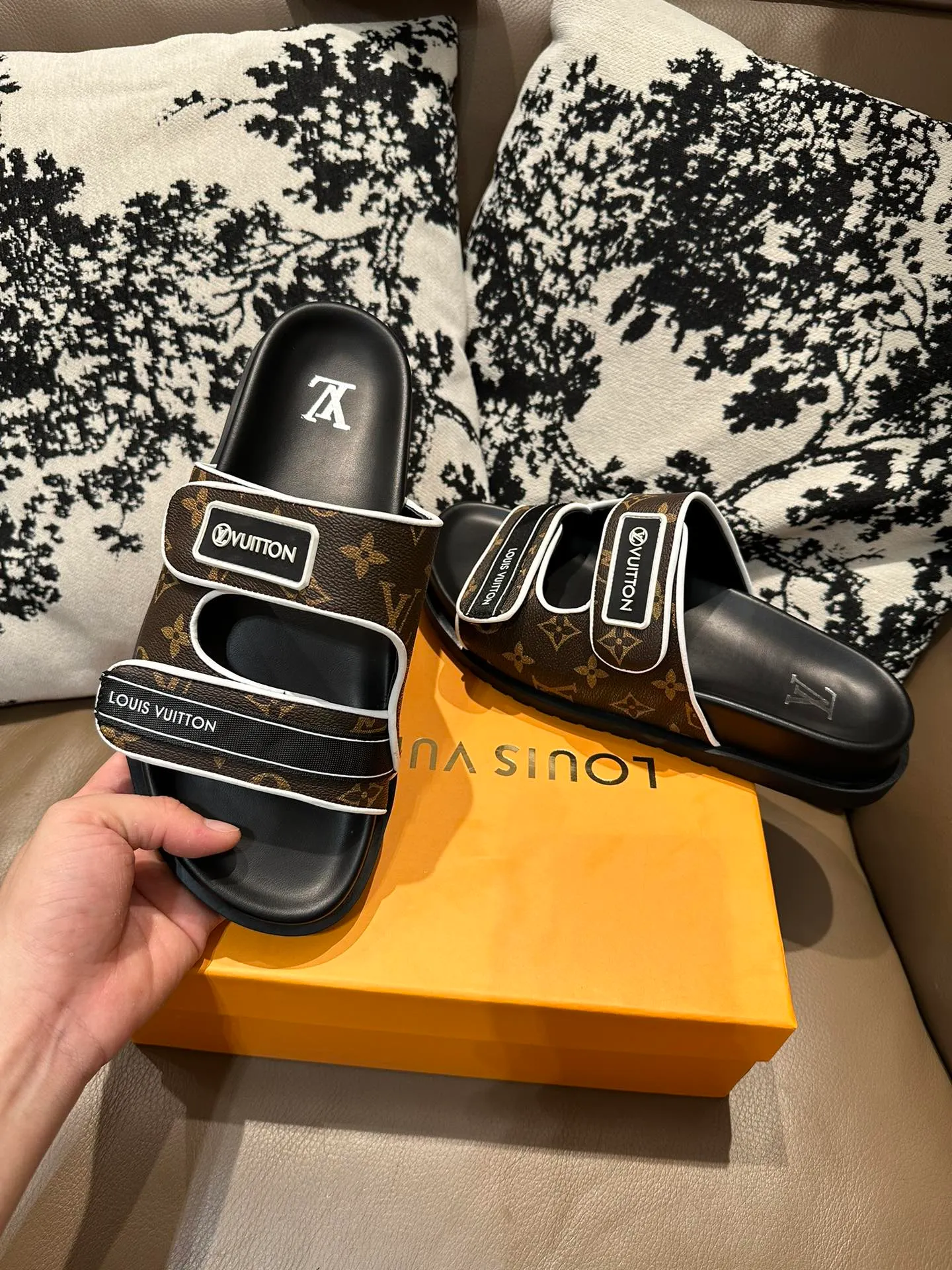 Men's shoes 💰360💰 LV flip flops, cowhide surface, sheepskin lining, size 36-46